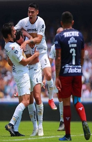 Pumas dio cuenta de las Chivas 2-1 en Ciudad Universitaria