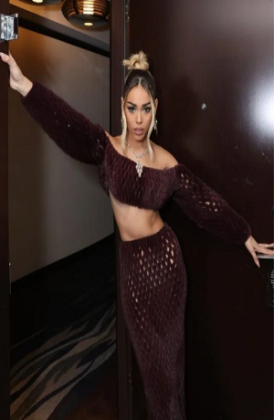 Danna Paola cautiva con vestimenta en homenaje a Blades