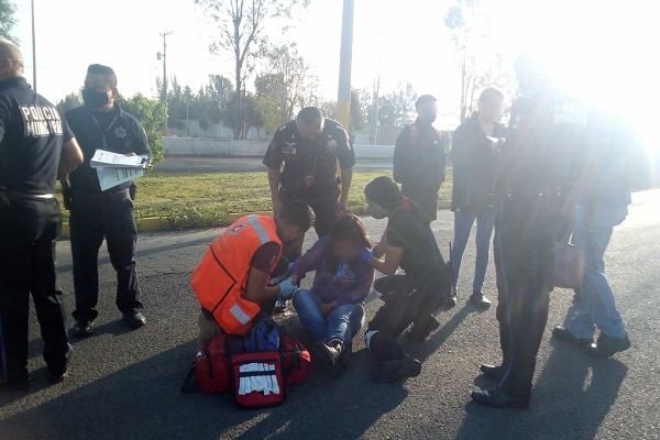 Mujer se arroja de un vehículo en movimiento en la lateral de la Recta a Cholula