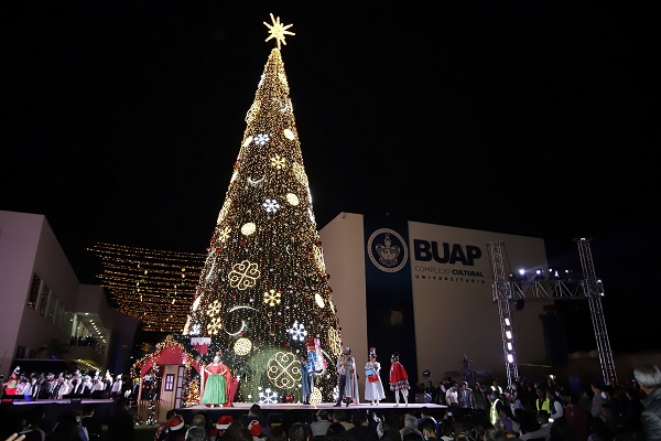 FOTOS: BUAP enciende árbol e iluminación navideña