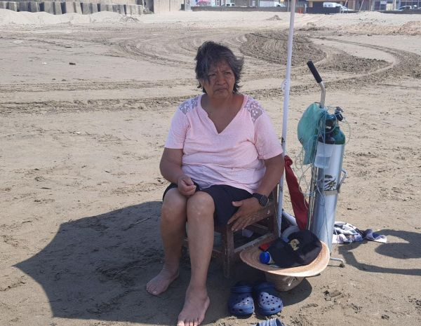 Poblana se va a la playa con todo y tanque de oxígeno