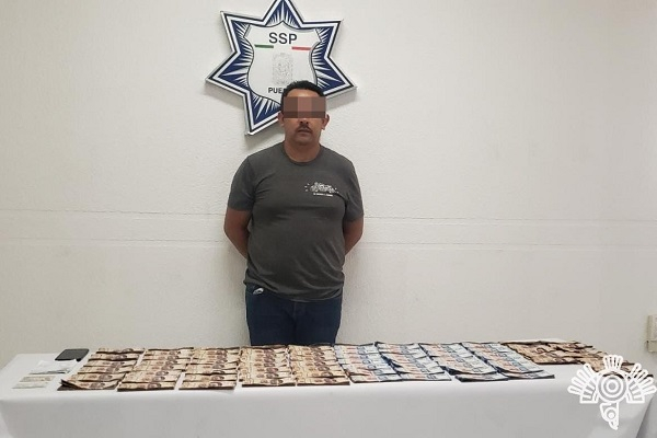 Detienen a sujeto con 830 mil pesos sin acreditar en Palmar de Bravo