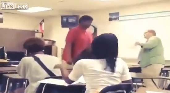 VIDEO: Arroja a su maestra al piso por quitarle el celular en clase