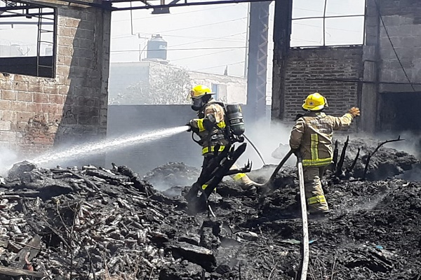 Incendio consume material reciclable en bodega de San Jerónimo Caleras