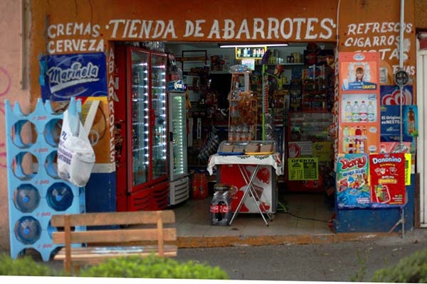 Morena propone prohibir la venta de cerveza fría en tienditas