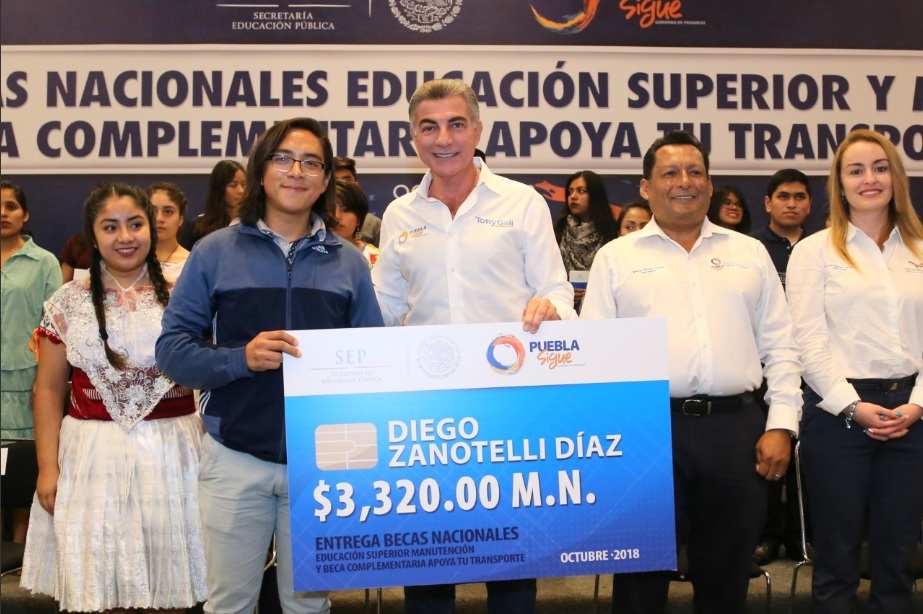 Tony Gali entrega becas nacionales para educación superior de manutención y transporte