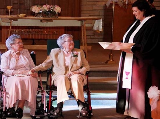 Dos  mujeres se casan por la iglesia en EU