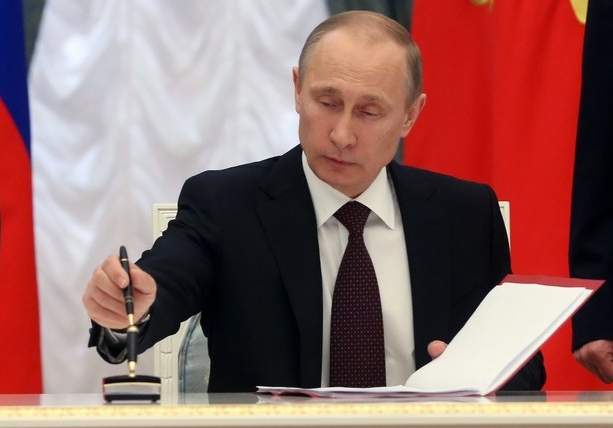 Putin firma la anexión de Crimea a Rusia pese a oposición de EU