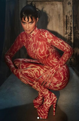 Kylie Jenner se “baña en sangre” para presentar maquillaje inspirado en Freddy Krueger
