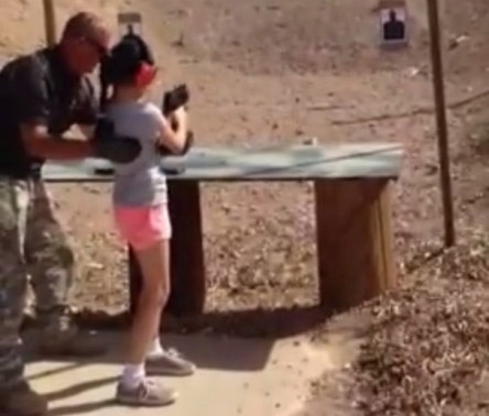 VIDEO: Niña que practicaba tiro mata a instructor en Arizona