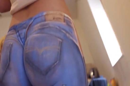 VIDEO: Modelo se pasea con jeans de body paint en Francia
