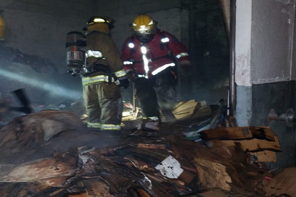 Incendio consumió cartón y basura en bodega de Plaza Centro Sur