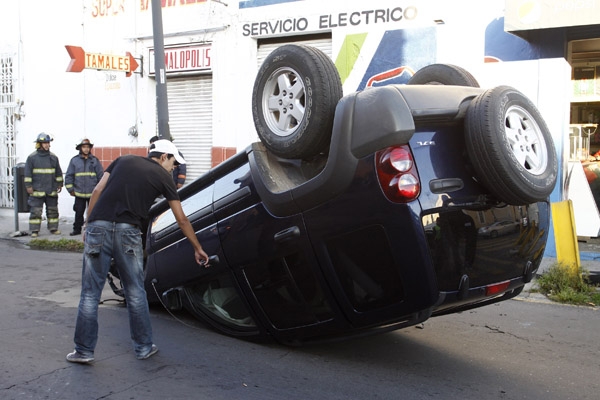 FOTOS: Aparatosa volcadura de camioneta en centro de Puebla