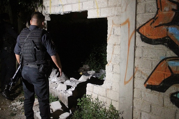 Hallan cadáver de una mujer en lote baldío de Tehuacán