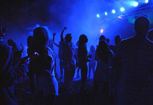 Fiestas clandestinas continúan en Puebla; clausuran una con 400 menores