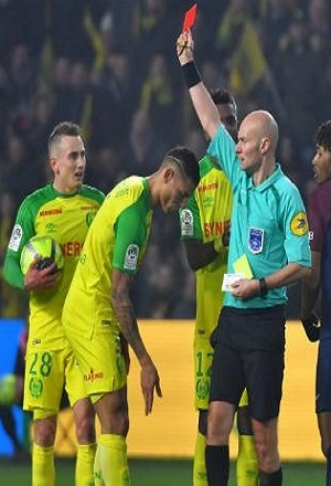 VIDEO: Árbitro pateó a futbolista del Nantes y luego…