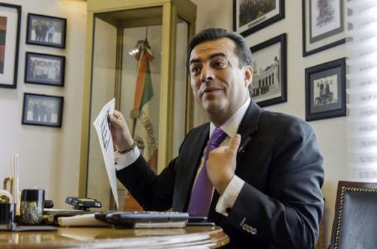 Renuncia oficial mayor del GDF por audioescándalo