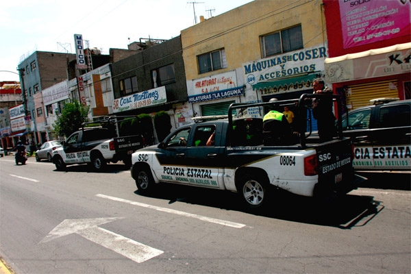 Arrojan bomba a combi en Neza; un bebé y dos mujeres heridos