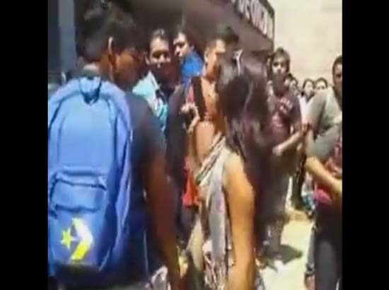 VIDEO: Surge #LadyPistola en Orizaba; saca arma para evitar que le tomen una foto