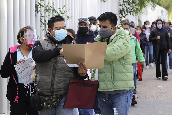 VIDEO: Alta afluencia de poblanos en puntos de vacunación COVID de la capital