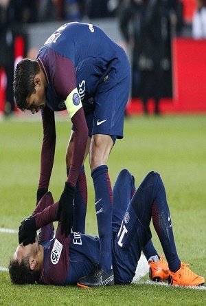 Neymar Jr. tiene esguince de tobillo y fisura; no jugaría contra el Real Madrid