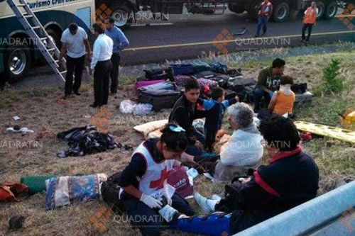 Trasladan a seis poblanos heridos en accidente de autobús en Michoacán