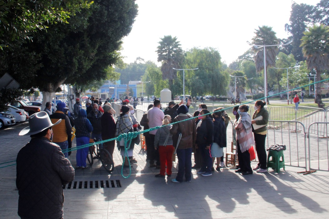 Ancianos se aglomeraron en Huejotzingo por falso rumor de vacuna COVID