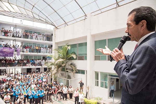 El rector Alfonso Esparza presentó la plataforma Access Medicina para estudiantes de la BUAP