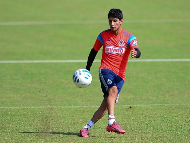 Ángel Reyna reportó con Chivas en espera de arreglar su permanencia