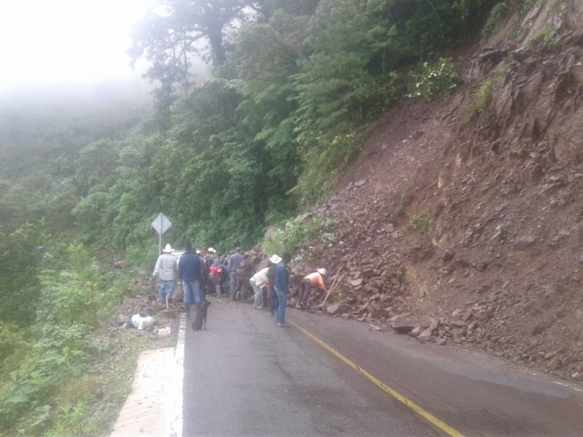 Lluvias ocasionan deslave en Zongozotla
