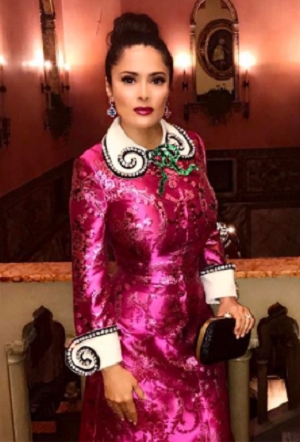 Salma Hayek sorprendió en redes sociales tras posar en bikini