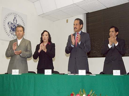 Va BUAP por la vía de la internacionalización: Esparza Ortiz