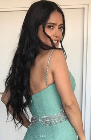 VIDEO: Salma Hayek mueve las caderas en redes sociales