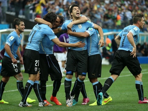 Uruguay derrotó a Inglaterra 2-1 y le dijo bye del Mundial