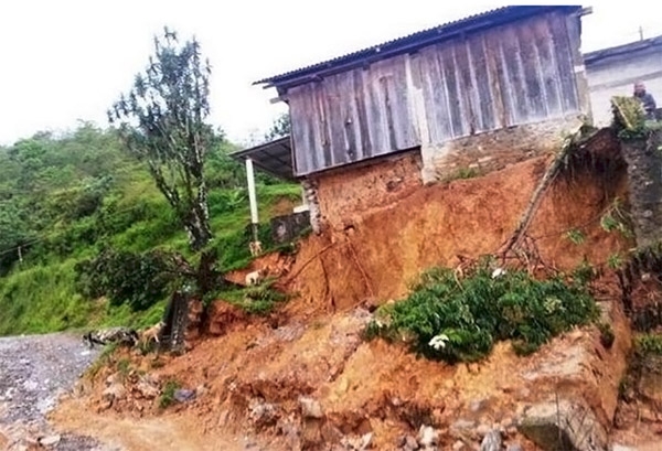 Deslave sepulta parcialmente casa en Zoquitlán; no hay heridos