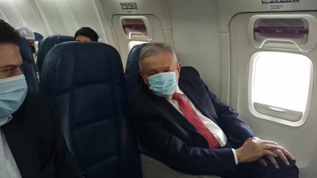 AMLO desacredita al cubrebocas; su prima muere de COVID