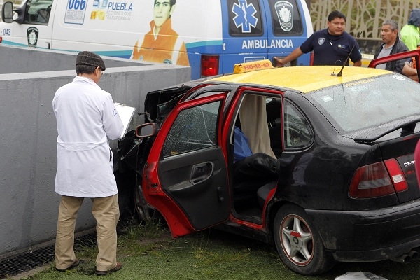 Taxi se impactó contra puente en Los Fuertes, mueren chofer y un bebé