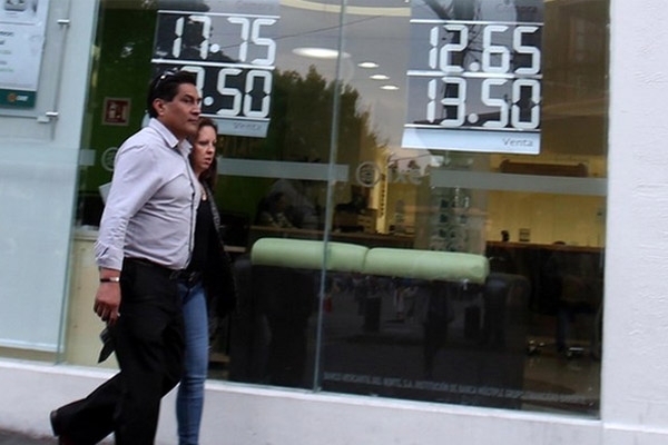 Peso cotiza a 13.49 por dólar, su nivel más alto en 26 meses