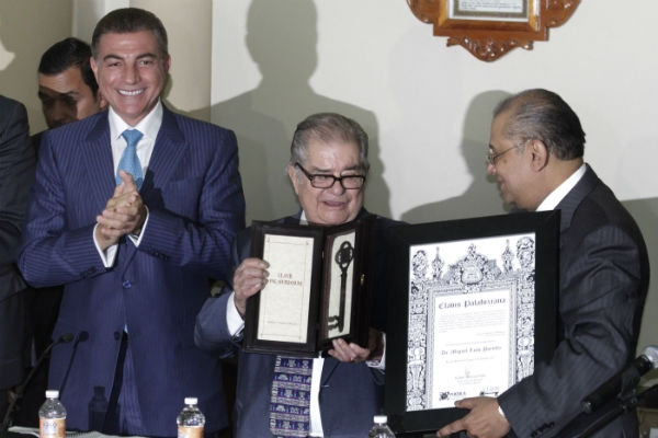 León Portilla recibe la presea Puebla de Zaragoza