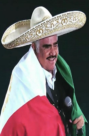 Vicente Fernández presenta leve mejoría a dos meses de su hospitalización
