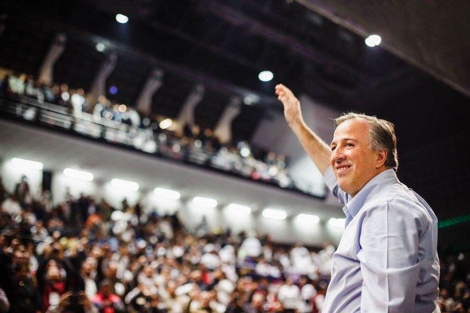 Ciudadano increpa a Meade en Tijuana: “¿Y el gasolinazo qué?”