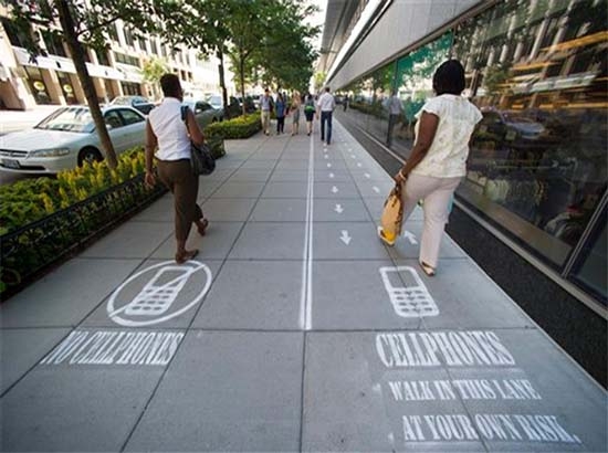 ¿Carriles especiales para caminar y hablar por celular?