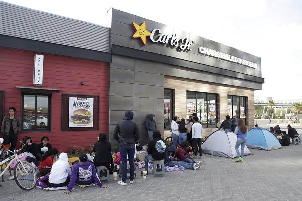 FOTOS: Poblanos duermen afuera de Carl´s Jr. por un año de hamburguesas gratis