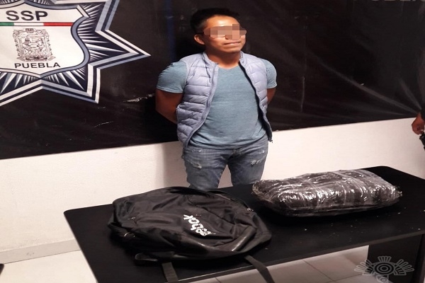 Policía de Puebla detuvo a sujeto con 2 kilos de marihuana en el Periférico Ecológico