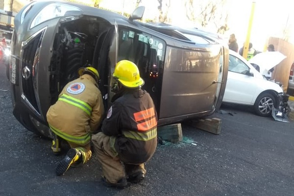 Colisión de vehículos provocó volcadura en la colonia Gabriel Pastor