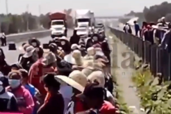 VIDEO: Seguidores de “El Toñín” cierran la autopista Puebla-Orizaba