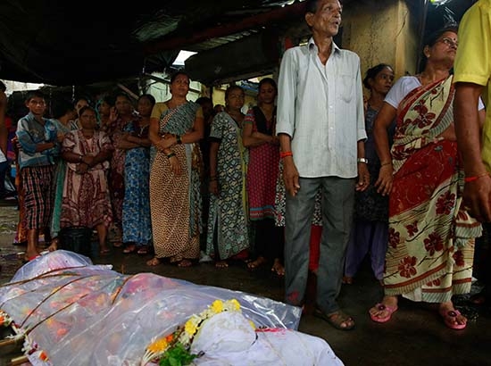 Aumentan a 94 los muertos por ingerir licor adulterado en India