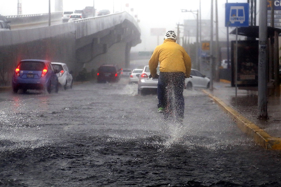 Continuarán chubascos en Puebla por la Onda Tropical número 32
