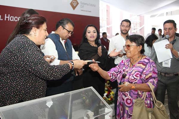 El SEDIF entregó boletos gratuitos para partido del Club Puebla y concierto de Edith Márquez