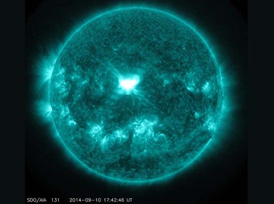 Llamarada solar extrema llega a la Tierra, podría dañar redes y satélites
